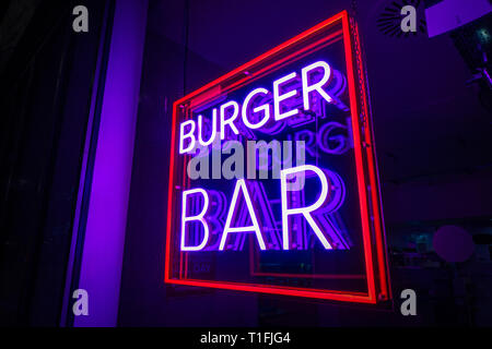 Burger Bar square en néon allumé dans un restaurant près de grenier Square, Kings Cross, London Banque D'Images