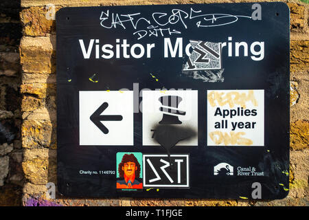 Edgy Graffiti Art stickers sur mur d'amarrage du canal visiteur signe Banque D'Images