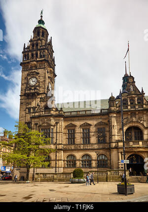 SHEFFIELD, Angleterre - le 8 mai 2009 : La haute tour de l'horloge de l'Hôtel de ville de Sheffield, vu de l'Pinstone Street. Sheffield. L'Angleterre Banque D'Images