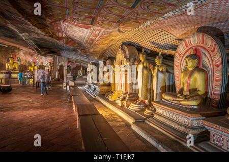 Le plus impressionnant de Sri Lanka's Cave temples, sanctuaires cinq richement décorées de 'Dambulla Rock et temples de caverne" s'asseoir sous un énorme éperon outcro Banque D'Images