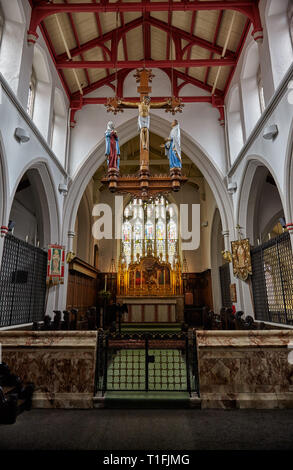 SHEFFIELD, Angleterre - le 8 mai 2009 : l'intérieur de la nef centrale de l'église Saint Matthieu. Sheffield. Le Yorkshire du Sud. L'Angleterre Banque D'Images