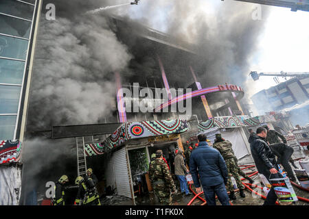 Baku, Azerbaïdjan. Mar 26, 2019. Les pompiers travaillent d'éteindre un incendie au marché du Diqlas à Bakou, Azerbaïdjan, le Mardi, Mars 26, 2019. Un grand incendie s'est déclaré ce matin dans le centre commercial "iglas' dans le village de 8 kilomètre à Bakou. Brûler les étages supérieurs de l'édifice de cinq étages. Credit : Aziz Karimov/Pacific Press/Alamy Live News Banque D'Images