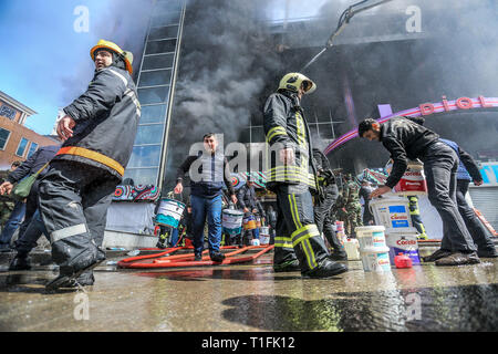 Baku, Azerbaïdjan. Mar 26, 2019. Les pompiers travaillent d'éteindre un incendie au marché du Diqlas à Bakou, Azerbaïdjan, le Mardi, Mars 26, 2019. Un grand incendie s'est déclaré ce matin dans le centre commercial "iglas' dans le village de 8 kilomètre à Bakou. Brûler les étages supérieurs de l'édifice de cinq étages. Credit : Aziz Karimov/Pacific Press/Alamy Live News Banque D'Images