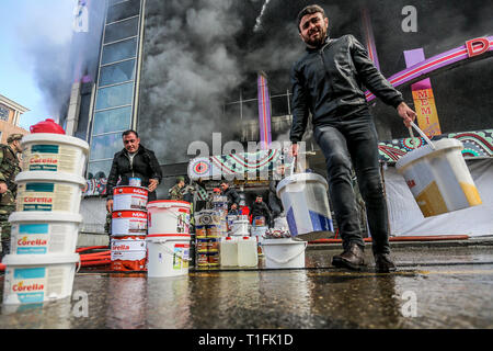 Baku, Azerbaïdjan. Mar 26, 2019. Les pompiers travaillent d'éteindre un incendie au marché du Diqlas à Bakou, Azerbaïdjan, le Mardi, Mars 26, 2019. Un grand incendie s'est déclaré ce matin dans le centre commercial "iglas' dans le village de 8 kilomètre à Bakou. Brûler les étages supérieurs de l'édifice de cinq étages. Credit : Aziz Karimov/Pacific Press/Alamy Live News Banque D'Images