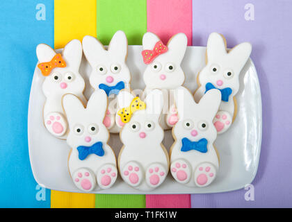 Lapin de Pâques Sugar Cookies sur une plaque rectangulaire avec des serviettes en dessous. Fondant à la guimauve avec candy cookie couverts pieds, les yeux et le nez et la queue Banque D'Images