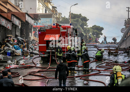 Baku, Azerbaïdjan. Mar 26, 2019. L'Azerbaïdjan. Mar 26, 2019. Les pompiers travaillent d'éteindre un incendie au marché du Diqlas à Bakou, Azerbaïdjan, le Mardi, Mars 26, 2019. Un grand incendie s'est déclaré ce matin dans le centre commercial "iglas' dans le village de 8 kilomètre à Bakou, le correspondant de Turan signalés sur la scène. Brûler les étages supérieurs de l'édifice de cinq étages. Credit : Aziz Karimov/Pacific Press/Alamy Live News Banque D'Images