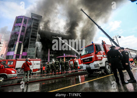 Baku, Azerbaïdjan. Mar 26, 2019. L'Azerbaïdjan. Mar 26, 2019. Les pompiers travaillent d'éteindre un incendie au marché du Diqlas à Bakou, Azerbaïdjan, le Mardi, Mars 26, 2019. Un grand incendie s'est déclaré ce matin dans le centre commercial "iglas' dans le village de 8 kilomètre à Bakou. Brûler les étages supérieurs de l'édifice de cinq étages. Credit : Aziz Karimov/Pacific Press/Alamy Live News Banque D'Images