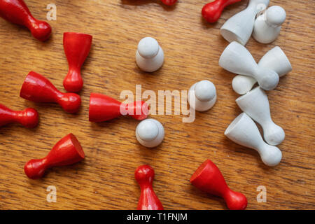 Les pions regroupés par rapport à l'autre Banque D'Images