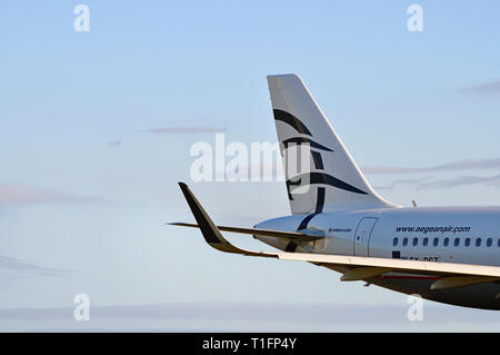 L'aéroport de Manchester, Royaume-Uni - 8 janvier 2018 : Aegean Airlines Airbus A320-232 MSN 6643 SX-DGZ quelques instants après le décollage. Banque D'Images