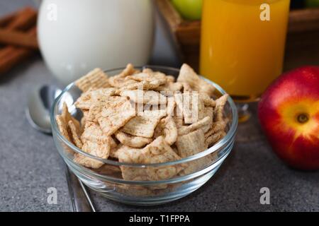 Bol en verre de céréales pour petit déjeuner à saveur de cannelle Banque D'Images