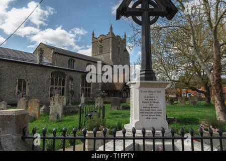 Monument commémoratif de guerre en Angleterre, vue du monument aux morts situé dans le cimetière de St Mary's à Bures village, district de Babergh, Suffolk, Angleterre, RU Banque D'Images