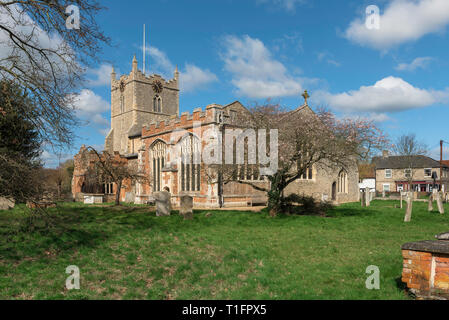 L'église de Bures, UK Suffolk vue du côté sud de l'église St Mary, dans le village de Bures sur la frontière de Suffolk, Angleterre Essex, UK. Banque D'Images