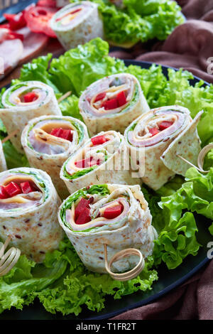 Tranches de pain de grains entiers sandwich tours de brochettes sur une assiette. les ingrédients et la crème d'ail sauce dans un bol à l'arrière-plan, vertical vie Banque D'Images