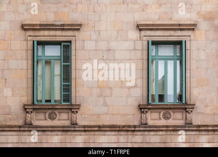 Deux fenêtres dans une rangée sur la façade de l'édifice historique urbain Vue avant, Barcelone, Espagne Banque D'Images