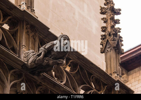 Vue en contre-plongée de la sculpure sur le mur dans le quartier Gothique libre, Barcelone, Espagne Banque D'Images
