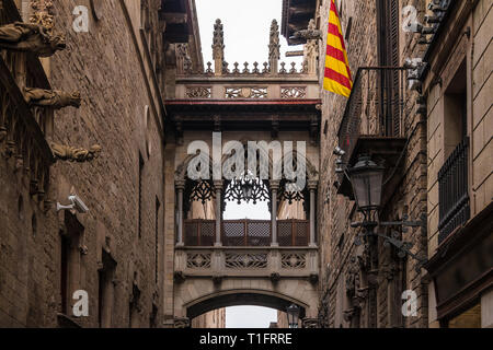 Faible angle de vue avant du pont dans le quartier gothique, Barcelone, Espagne Banque D'Images