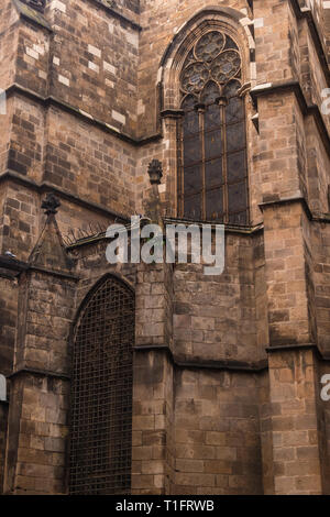 Une partie de la façade de la cathédrale de la Sainte Croix et Sainte Eulalia libre, Barcelone, Espagne Banque D'Images