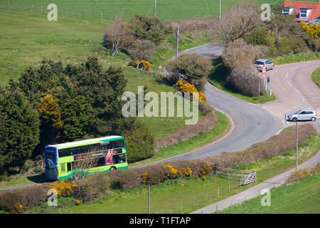 Bus,rural,route,à pied,route,public,transport,isolation,subventionnés subventionnés, communication,,magasin,shopping, de l'Alun Bay, île de Wight, Angleterre, Royaume-Uni, Banque D'Images