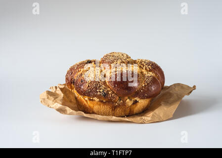 Sweet pain challah ronde , isolée , pain traditionnel juif fond blanc Banque D'Images