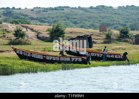 Les pêcheurs locaux avec leurs bateaux à côté canal Kazinga au sein du Parc national Queen Elizabeth, au sud-ouest de l'Ouganda, l'Afrique de l'Est Banque D'Images