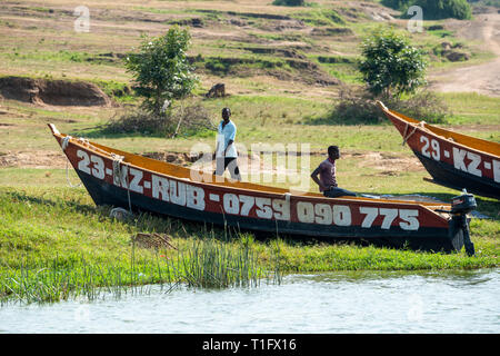 Les pêcheurs locaux avec leurs bateaux à côté canal Kazinga au sein du Parc national Queen Elizabeth, au sud-ouest de l'Ouganda, l'Afrique de l'Est Banque D'Images