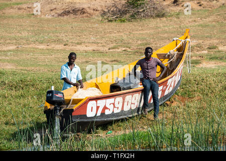 Les pêcheurs locaux avec leurs bateaux à côté canal Kazinga au sein du Parc national Queen Elizabeth, au sud-ouest de l'Ouganda, l'Afrique de l'Est Banque D'Images