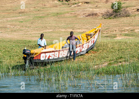 Les pêcheurs locaux avec leurs bateaux à côté canal Kazinga au sein du Parc national Queen Elizabeth, au sud-ouest de l'Ouganda, l'Afrique de l'Est Banque D'Images