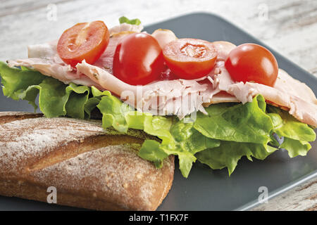 Pane e prosciutto con insalata verde e Pomodori fronte primo piano Banque D'Images