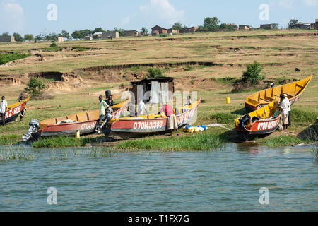 Les pêcheurs locaux avec leurs bateaux à côté canal Kazinga au sein du Parc national Queen Elizabeth, au sud-ouest de l'Ouganda, l'Afrique de l'Est Banque D'Images