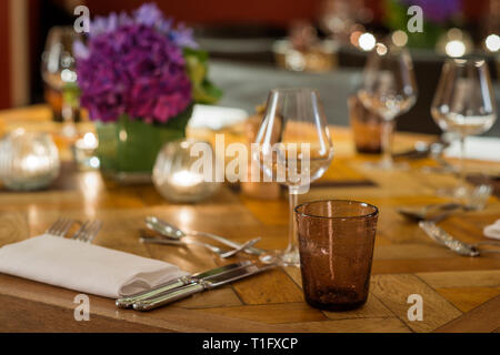 'Place mise sur table en bois au salon de l'hôtel The Zetter à Londres, Angleterre Banque D'Images