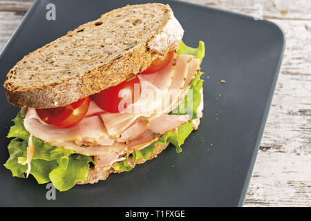 Un volet fette e prosciutto con insalata verde e Pomodori da sopra altra vista Banque D'Images