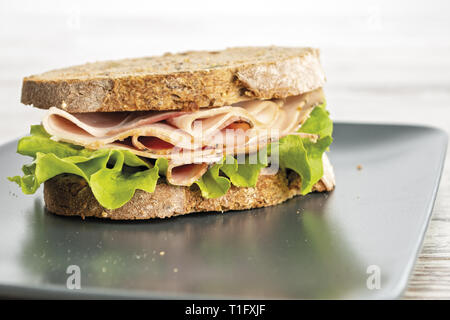 Un volet fette e prosciutto con insalata verde fronte primo piano Banque D'Images