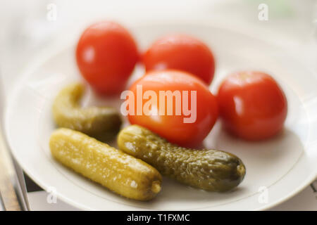 Légumes marinés, concombres et tomates sur une plaque Banque D'Images