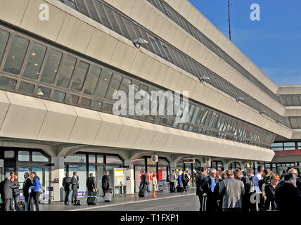 Les passagers qui attendent, Tegel-Berlin bus aéroport, Allemagne Banque D'Images