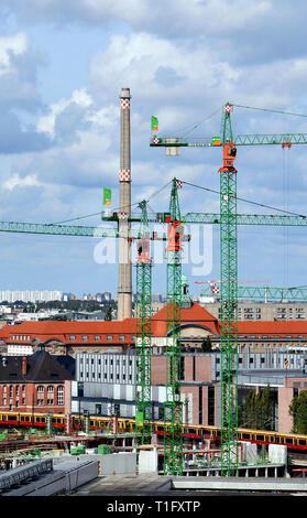 Train de banlieue et les grues, Mitte, Berlin, Allemagne Banque D'Images