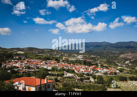 Toits Orange. Vue panoramique proche de Kato Lefkara - est le plus célèbre village de la montagnes Troodos. Le district de Limassol, Chypre, Mer Méditerranée Banque D'Images