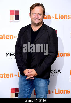 Tom Binns participant à la mangés par les Lions Premiere tenue à l'Hôtel Palais de Londres. Banque D'Images