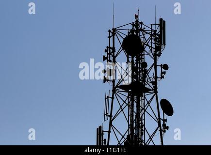 Bucarest, Roumanie - Mars 17, 2019 : un poteau avec antennes de télécommunication comme vu près de Vodafone, l'administration centrale à Bucarest. Cette image est l'éditeur de Banque D'Images