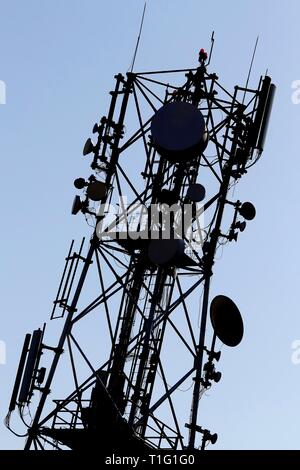 Bucarest, Roumanie - Mars 17, 2019 : un poteau avec antennes de télécommunication comme vu près de Vodafone, l'administration centrale à Bucarest. Cette image est l'éditeur de Banque D'Images