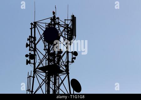 Bucarest, Roumanie - Mars 17, 2019 : un poteau avec antennes de télécommunication comme vu près de Vodafone, l'administration centrale à Bucarest. Cette image est l'éditeur de Banque D'Images