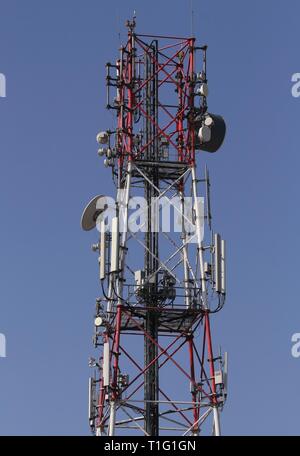 Bucarest, Roumanie - Mars 17, 2019 : un poteau avec antennes de télécommunication comme vu près de Vodafone, l'administration centrale à Bucarest. Cette image est l'éditeur de Banque D'Images