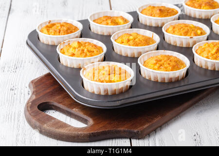 Faire des muffins à la citrouille faits maison, dans un plat allant au four Banque D'Images