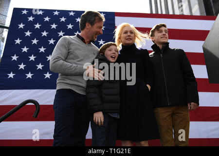 Le candidat démocrate à la Sénatrice Kirsten Gillibrand et famille organiser un lancement de campagne à la tour Trump International le 24 mars 2019 à New Yo Banque D'Images