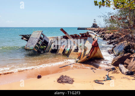 Bateau de pêche échoué sur la plage publique de Bai Ban Vang dans le golfe de Thaïlande, Phu Quoc, Vietnam, Asie Banque D'Images