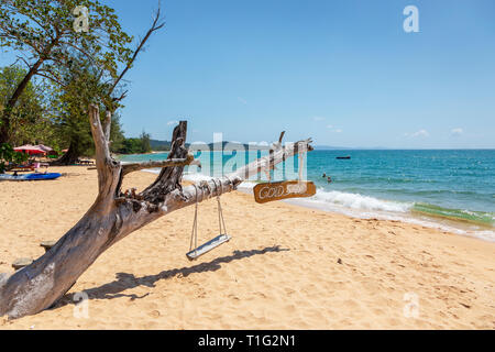 Plage de sable d'Or donnant sur le golfe de Thaïlande, une partie de la plage publique de Bai à interdire, l'île de Phu Quoc, Vietnam, Asie Banque D'Images