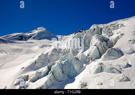 Séracs, tours de glace, sur le glacier Feegletscher Allalinhorn, crête derrière, Saas-Fee, Valais, Suisse Banque D'Images