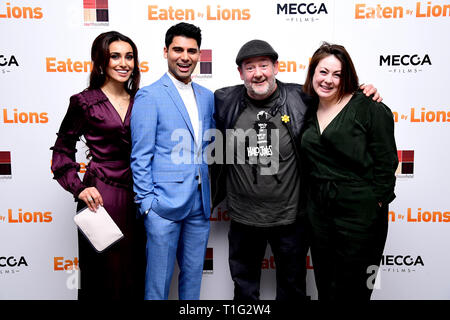 (De gauche à droite) Shila Iqbal, Antonio Aakeel, Johnny Vegas et Sarah Hoare participant à la mangés par les Lions Premiere tenue à l'Hôtel Palais de Londres. Banque D'Images