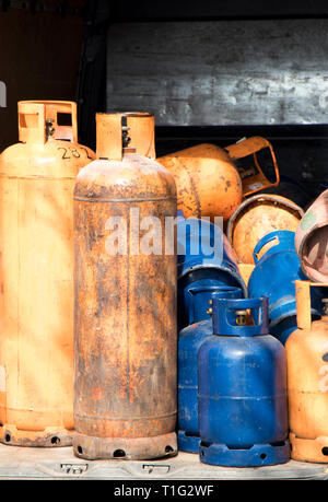 La couleur et la taille des différentes bouteilles de gaz en bouteille stockée pour remplir et de l'offre Banque D'Images