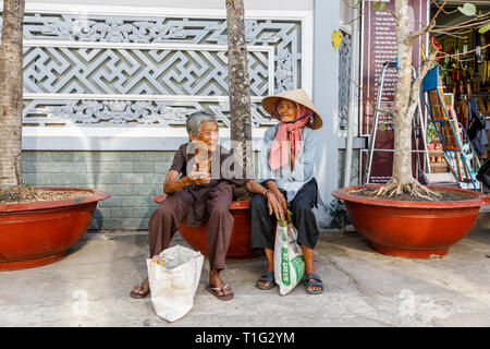 MY Tho, Vietnam - 24 février 2018 : Les femmes vietnamiennes s'asseoir sur un banc à My Tho, Vietnam Banque D'Images