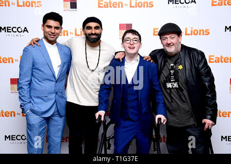 (De gauche à droite) Antonio, Aakeel Tez Ilyas, Jack Carroll et Johnny Vegas participant à la mangés par les Lions Premiere tenue à l'Hôtel Palais de Londres. Banque D'Images